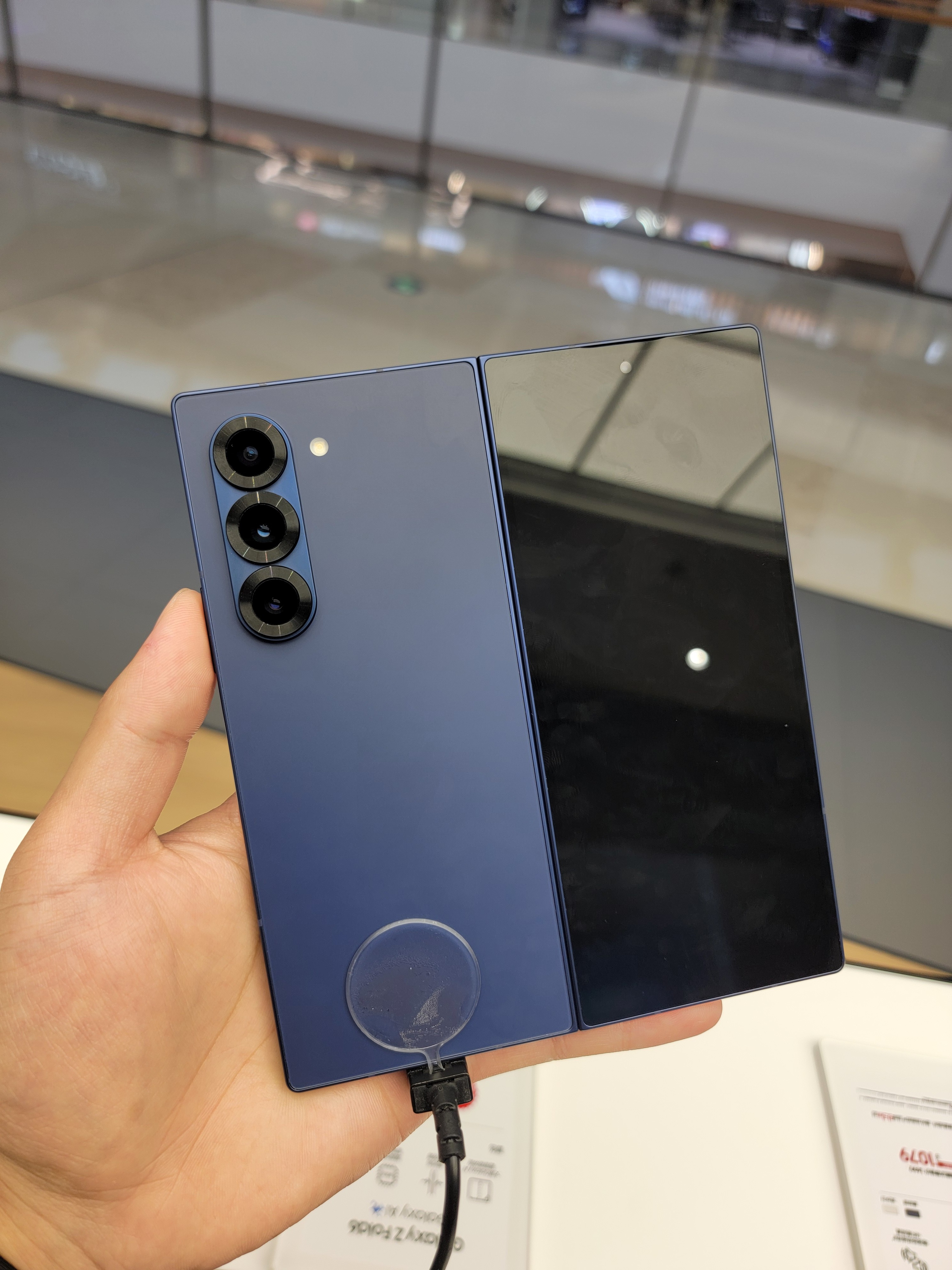 同款颜色的 Galaxy Z Fold6 冷夜蓝 ​​​