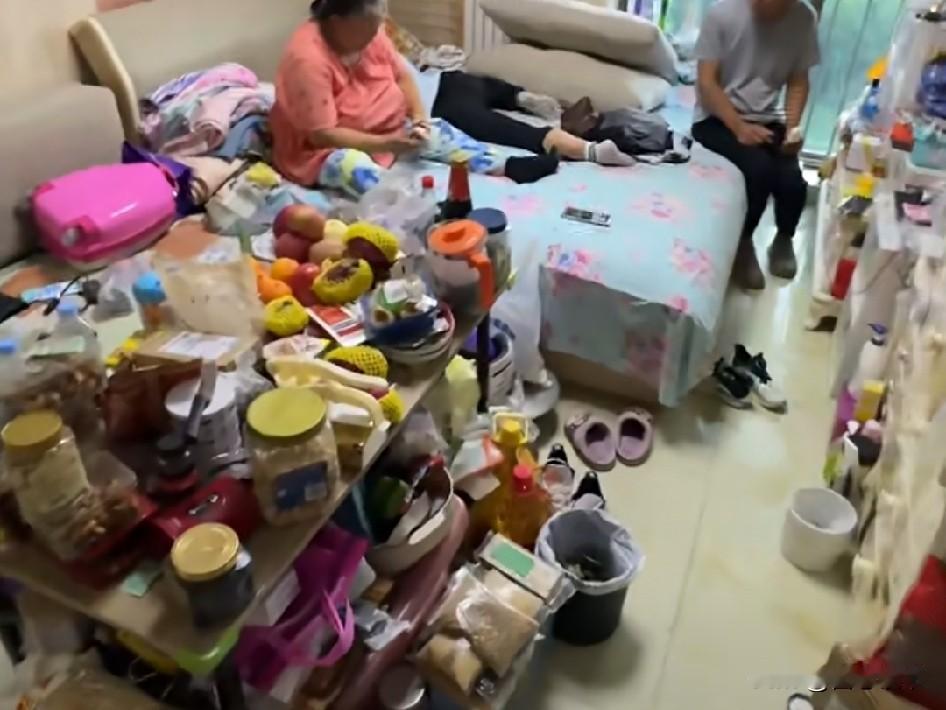 一个亲戚的女儿结婚后，本来想着一心一意好好过日子，结果婆婆把家里搞成这样子。
不