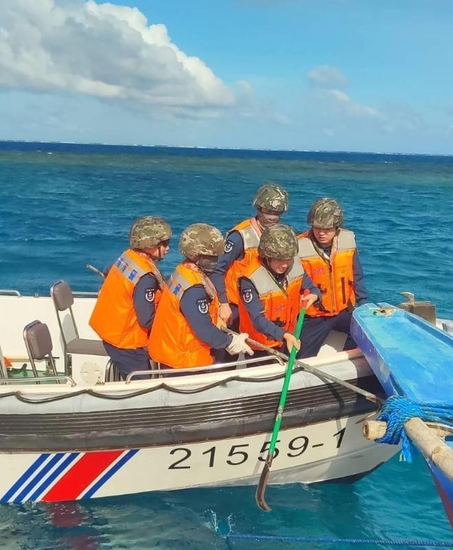 现场氛围非常好，我方海警仔细检查了菲方船只，重点对锚绳等关键部位进行了详细检查，