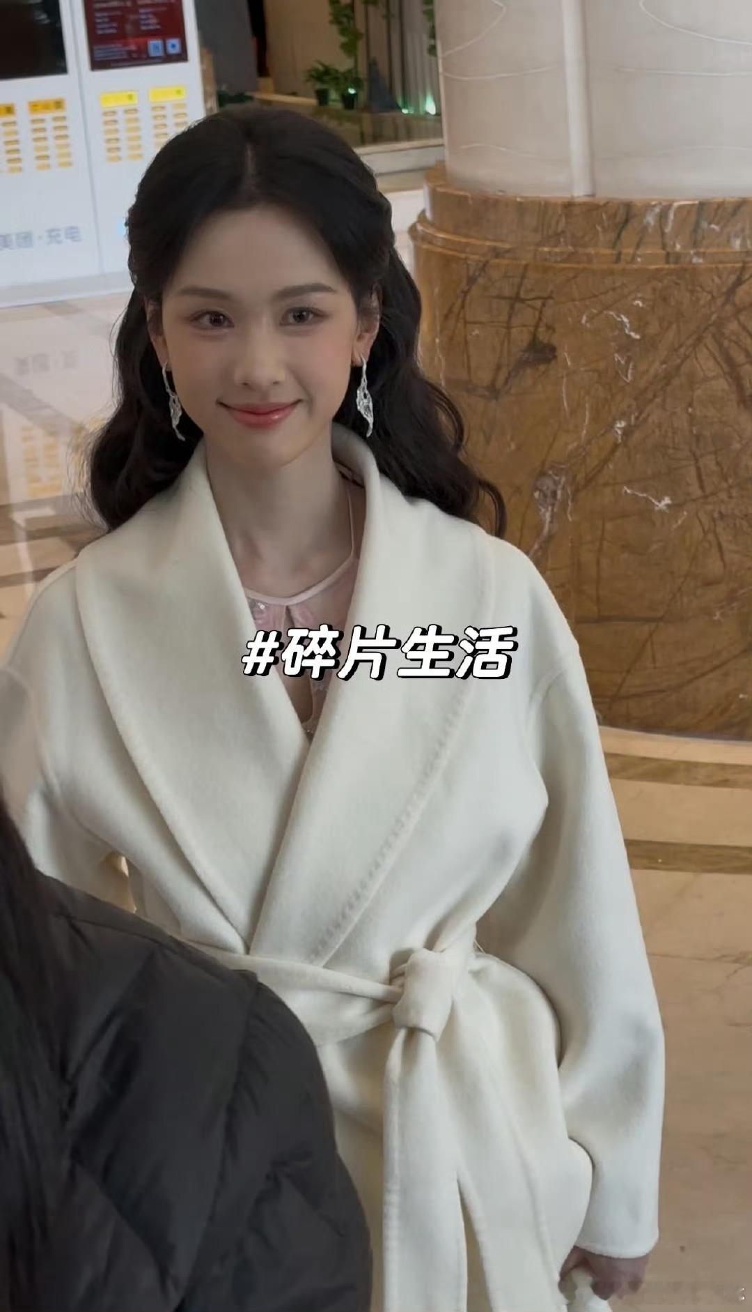 陈都灵百花迎春晚会造型陈都灵百花迎春上班好啊 