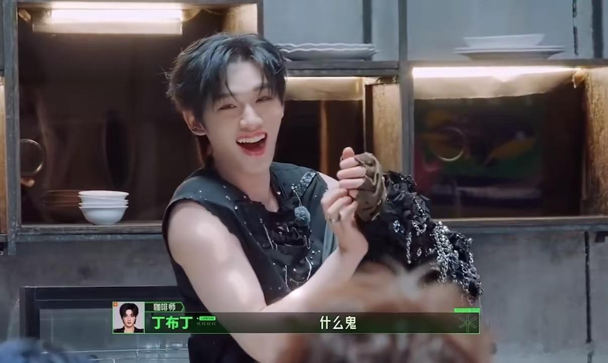 金靖孙千看见丁程鑫脱衣漏臂反应 金靖孙千看到丁程鑫露臂，“哇”得毫无掩饰，这活人