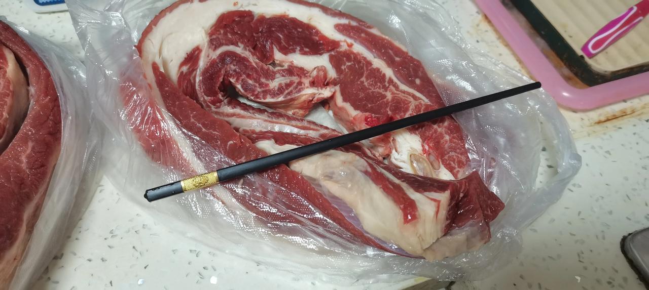 我昨天中午出了小区南门，往东溜达，看到一家超市搞一周年店庆，一般道理，搞店庆店家