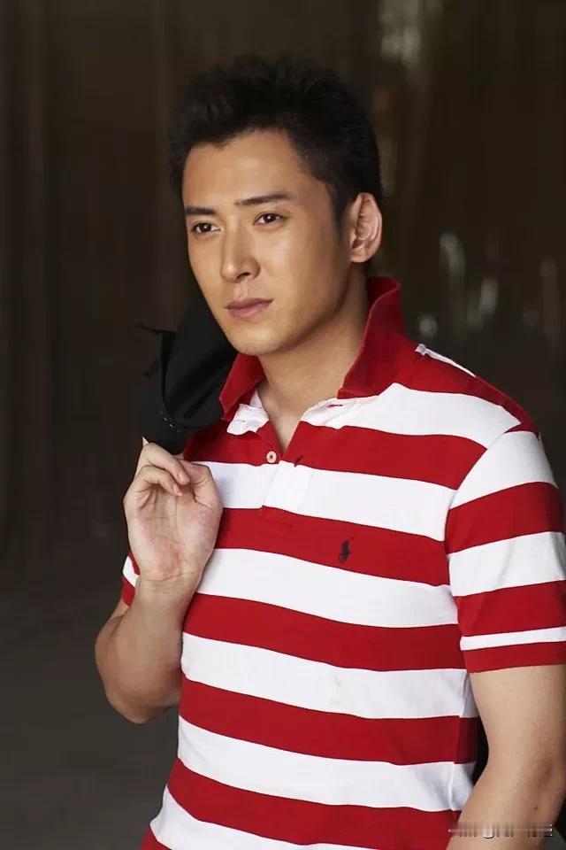 有一个人问韩栋：“以前给你当配角的那些人，现在都出来做主演了，你是一种什么心情？