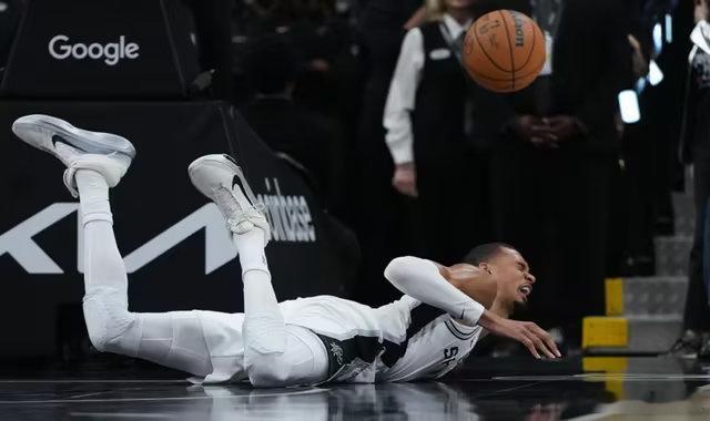 文班缺席G2剩余比赛开拓者vs马刺西部竞争最大变数出现！第一，文班亚马伤退。马刺