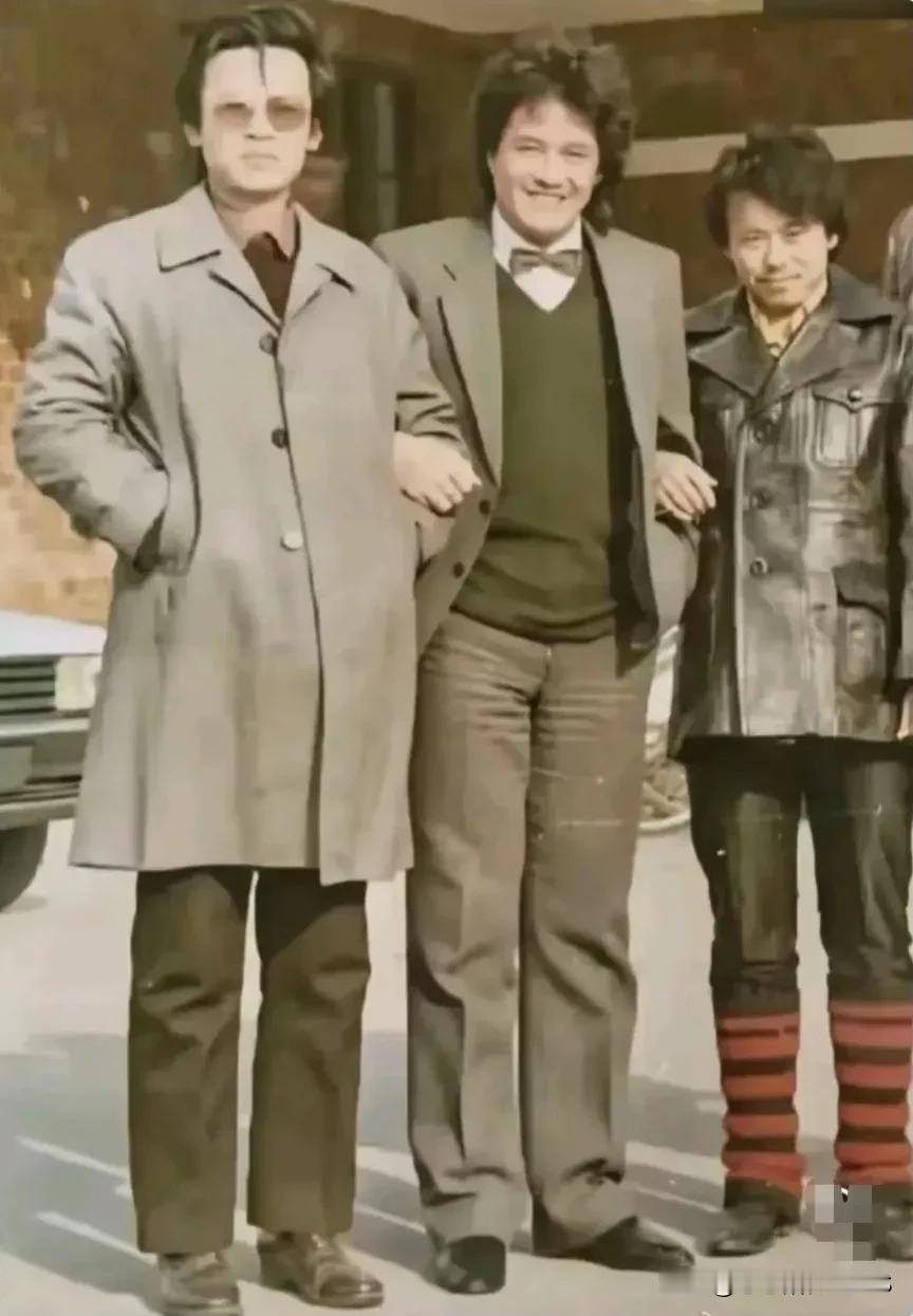 不用放大照片就知道哪个是潘长江，小短腿的潘长江老师还真是让人一眼就认出来。那小短