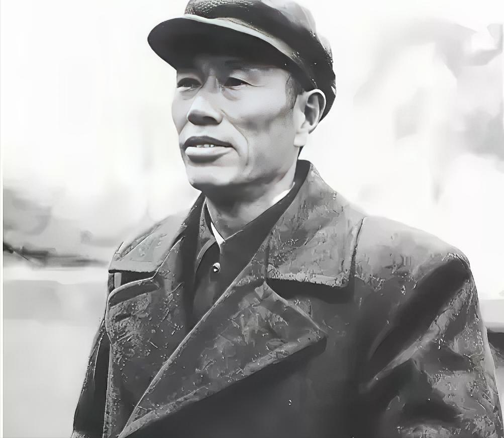 对越反击时，军委让邓华指挥，邓华拒绝道：我不合适，有两个原因。 
 
那年是19