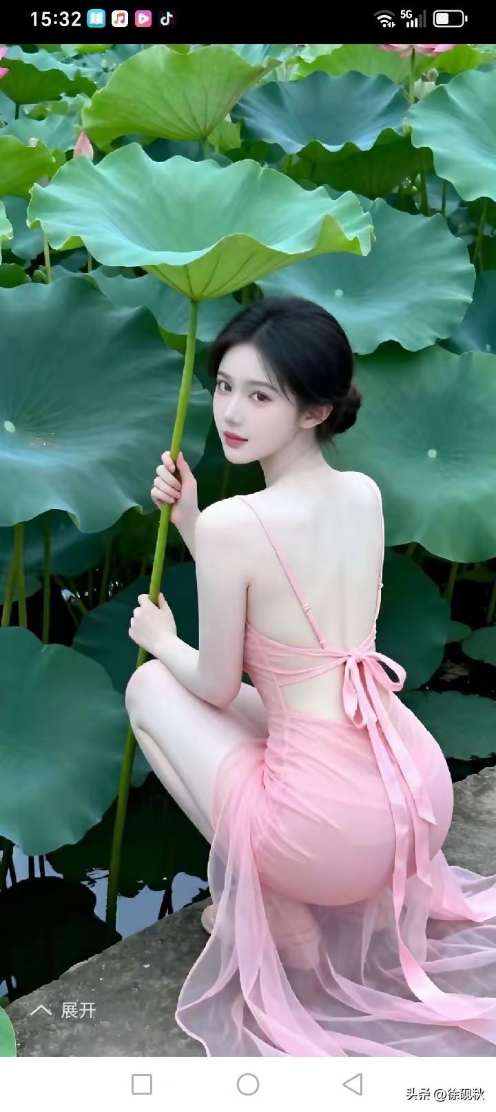 满池碧水。绿色荷叶。
出水芙蓉，绝色粉红。
亭亭玉立，仙姿佚貌。
小家碧玉，秀外