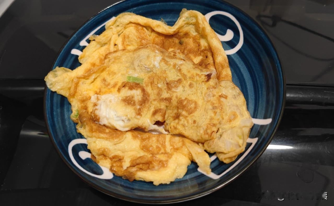 烙饼摊鸡蛋。《老伴下厨记》

今年老伴已经 不止一次正式宣布：再也不进厨房！
