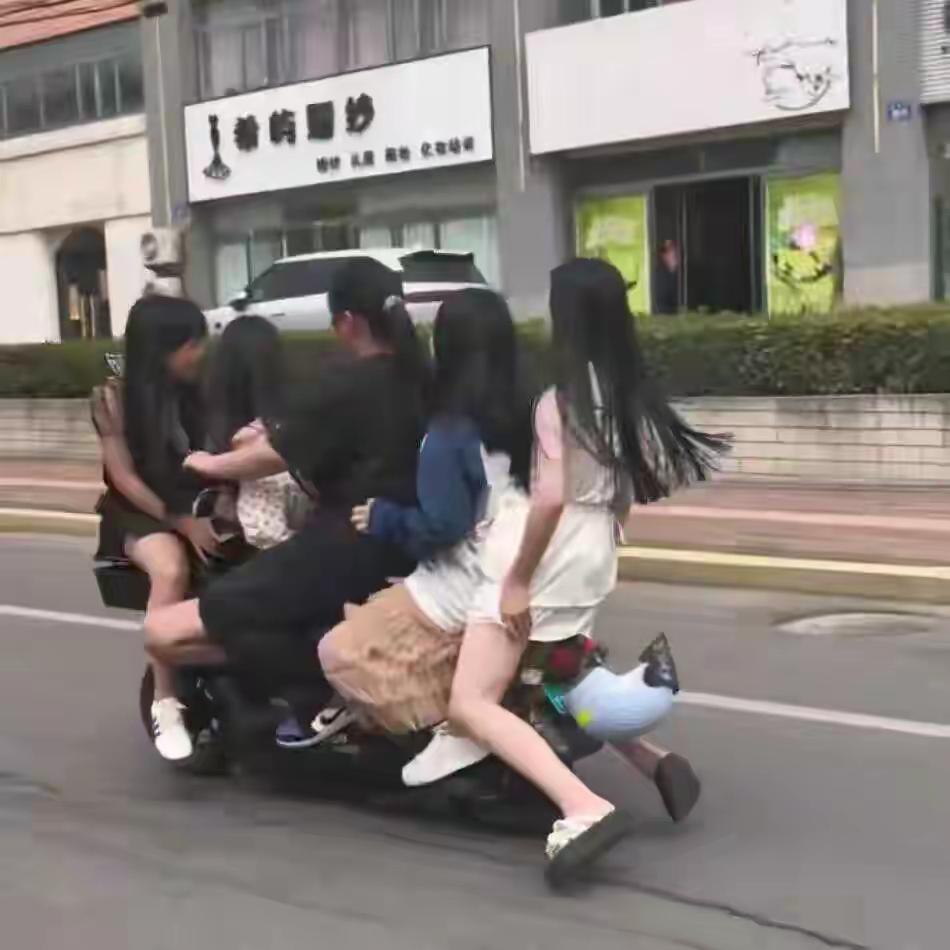 一辆电动车乘坐5个人，简直当成汽车用了，能安全吗？