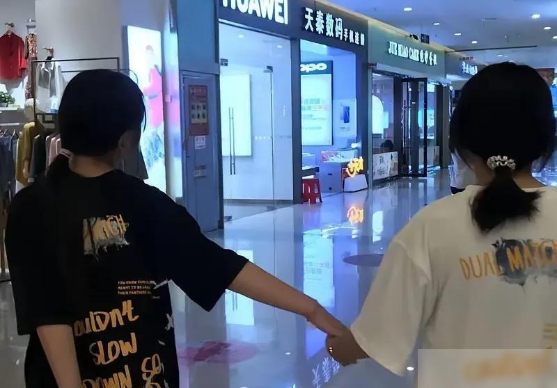 “不可思议！”一女子察觉丈夫与十多年闺蜜举止反常，为验证猜想，据报道，她没急着撕