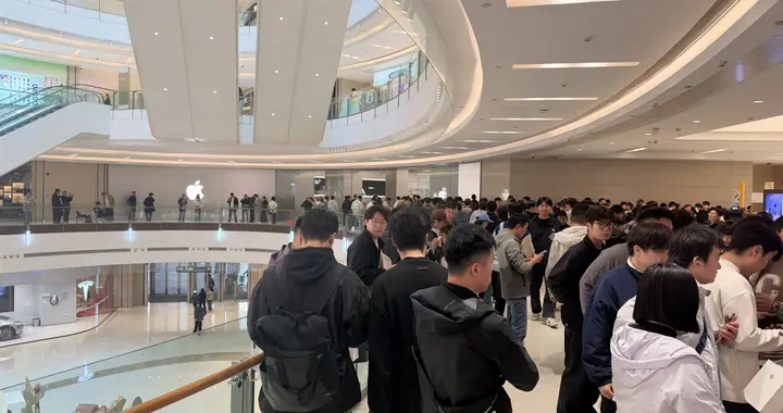 iPhone Duo 开售首日，平顶山收购商带100万现金来郑州收购新机，黄牛现场开价售卖，256G