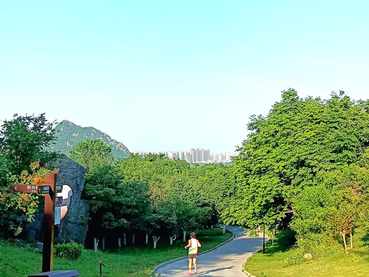 见过世面，见过苦难， 
就会明白，苦难只是成就的配料。