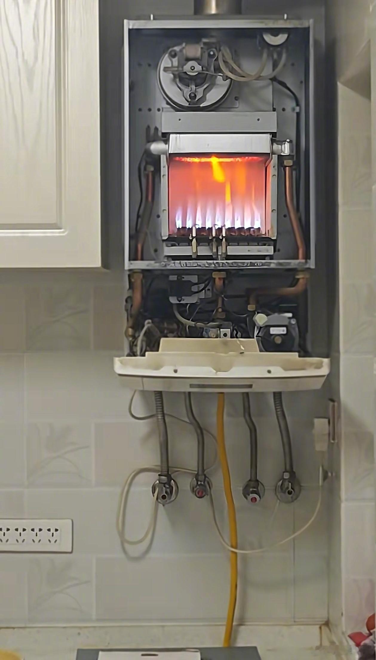 燃气热水器打开的样子 