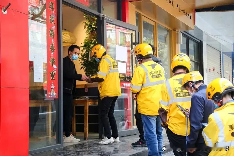 ，他们一直在用生命在奔跑，为了及时给您把餐送到手里，不惜逆行、闯红灯，穿越车流…