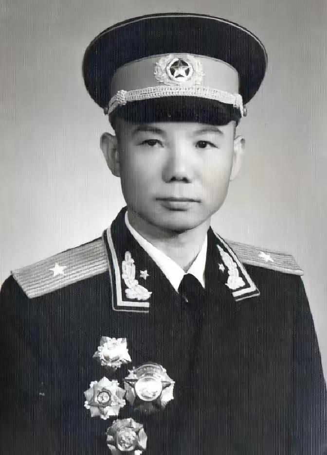 1954年，12军政委李震升职，军长肖永银为他饯行，几杯美酒下肚后，肖永银却当面