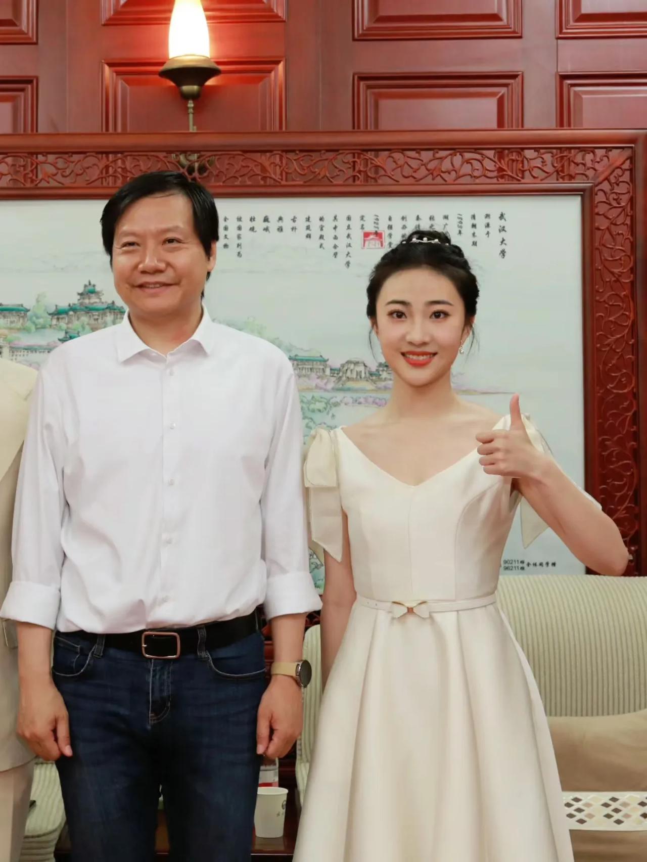 和校友雷军的唯一一次合影，如果有机会见到学长雷军，你最想和他做什么？吃一顿饭？逛