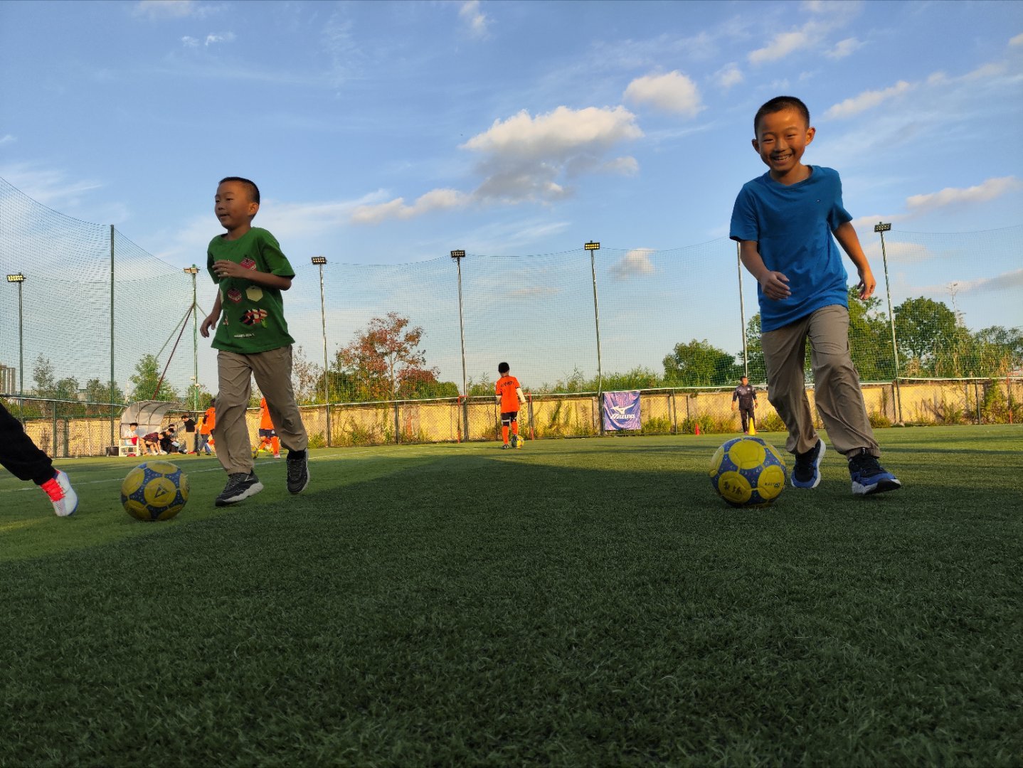下午踢足球锻炼一下 