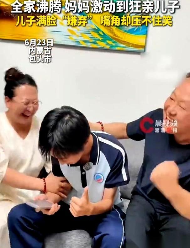 满脸口水，一边死命往后躲，一边嘴角疯狂上扬快咧到耳根子了！
这绝对是我今年见过最