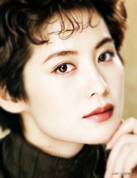 萨仁高娃，蒙古族。1962生于内蒙古集宁，舞蹈出身，80～90年代当红女演员，因