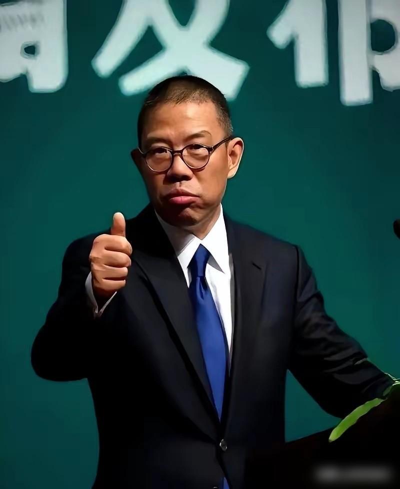 谁敢信啊？一个将近800亿的饮料帝国，现在竟然被一瓶曾经全网群嘲的“树叶水”打得