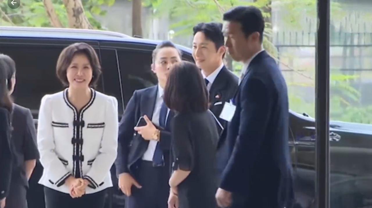 4月23日下午韩国第一夫人金惠景前往越南河内西湖乐天购物中心，出席K-文化综合活