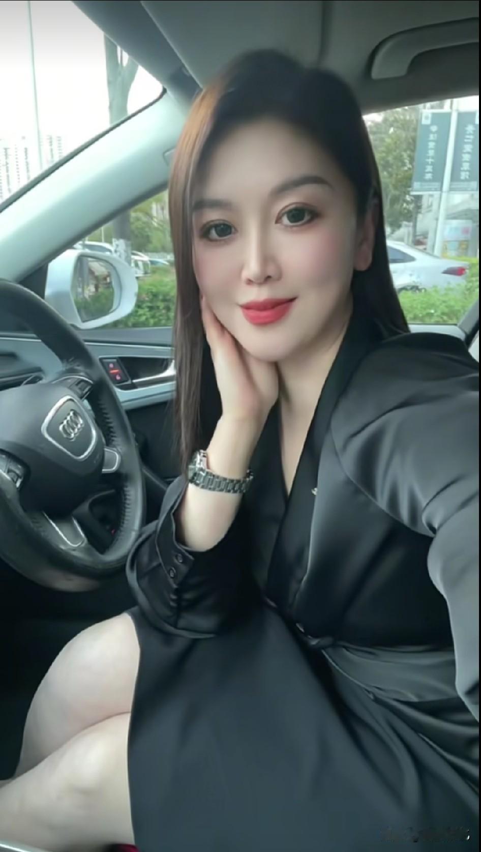 被都市轻熟风狠狠美到了
谁能拒绝这组车内氛围感自拍，看完直接被种草这种得体又好看