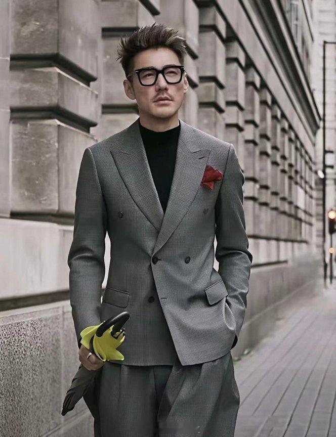 胡兵的秀场办到好六街  你好星期六骨相优越、体态挺拔，随便一站就是画报大片，帅气