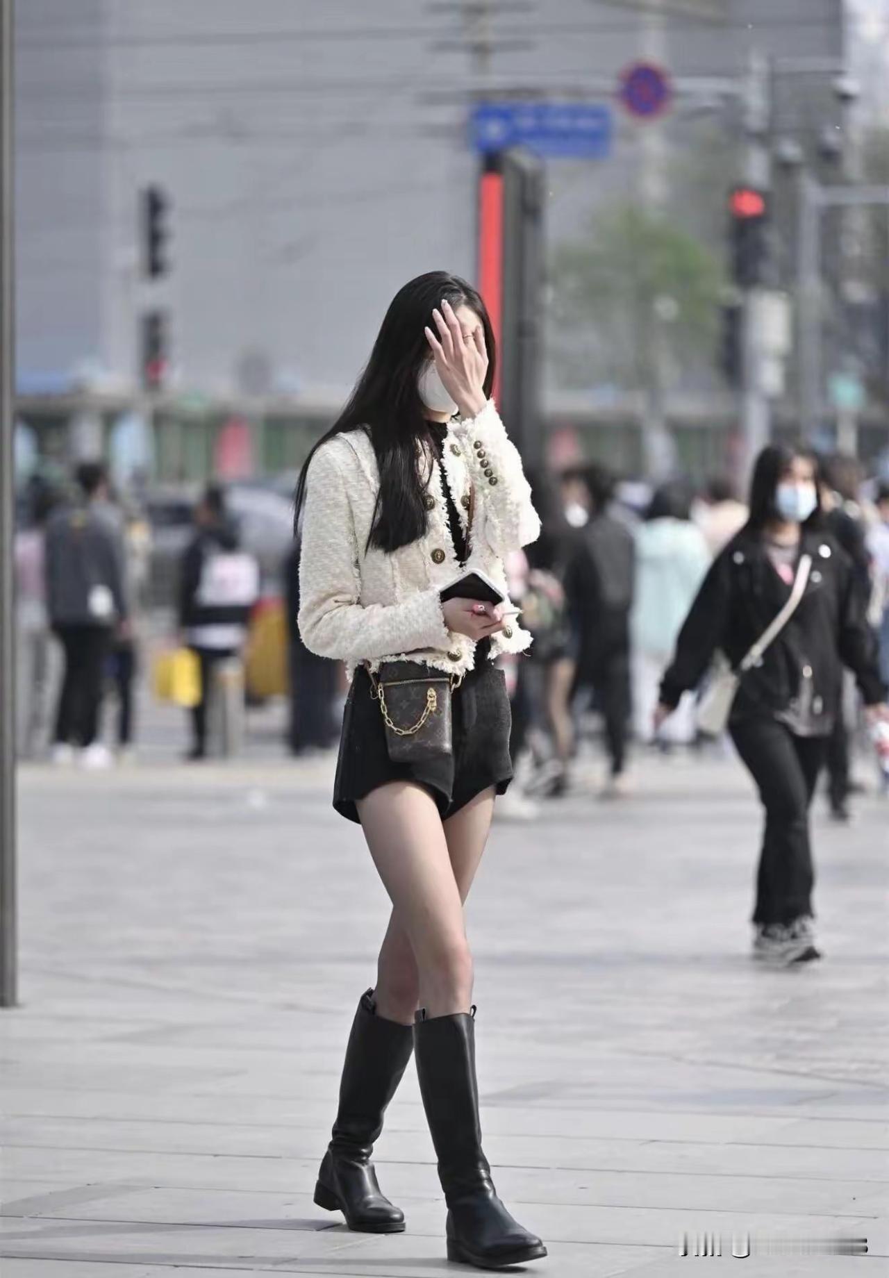 人的气场和国家的气场是一样的，适当展示自己的硬实力，让别人对你有忌惮和尊重。练出