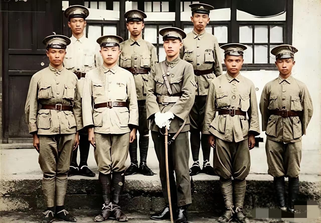 1925年9月6日，黄埔军校校长蒋中正与黄埔二期优等毕业生的合影。
照片前排从左