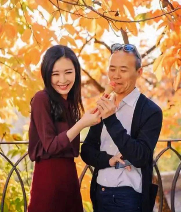 刷到了一条王石拍田朴珺缝袜子的视频，大概是说王石袜子破了田朴珺用针线缝处，王石一
