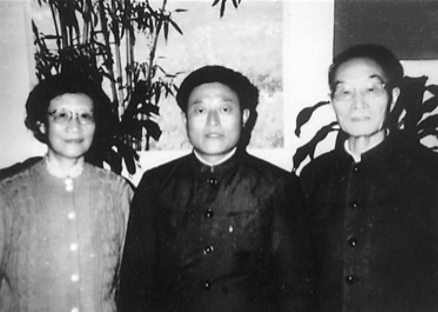 1986年，退伍老兵赵保群正在家午休，政府人员却找上门，对他说："别睡了，国防部