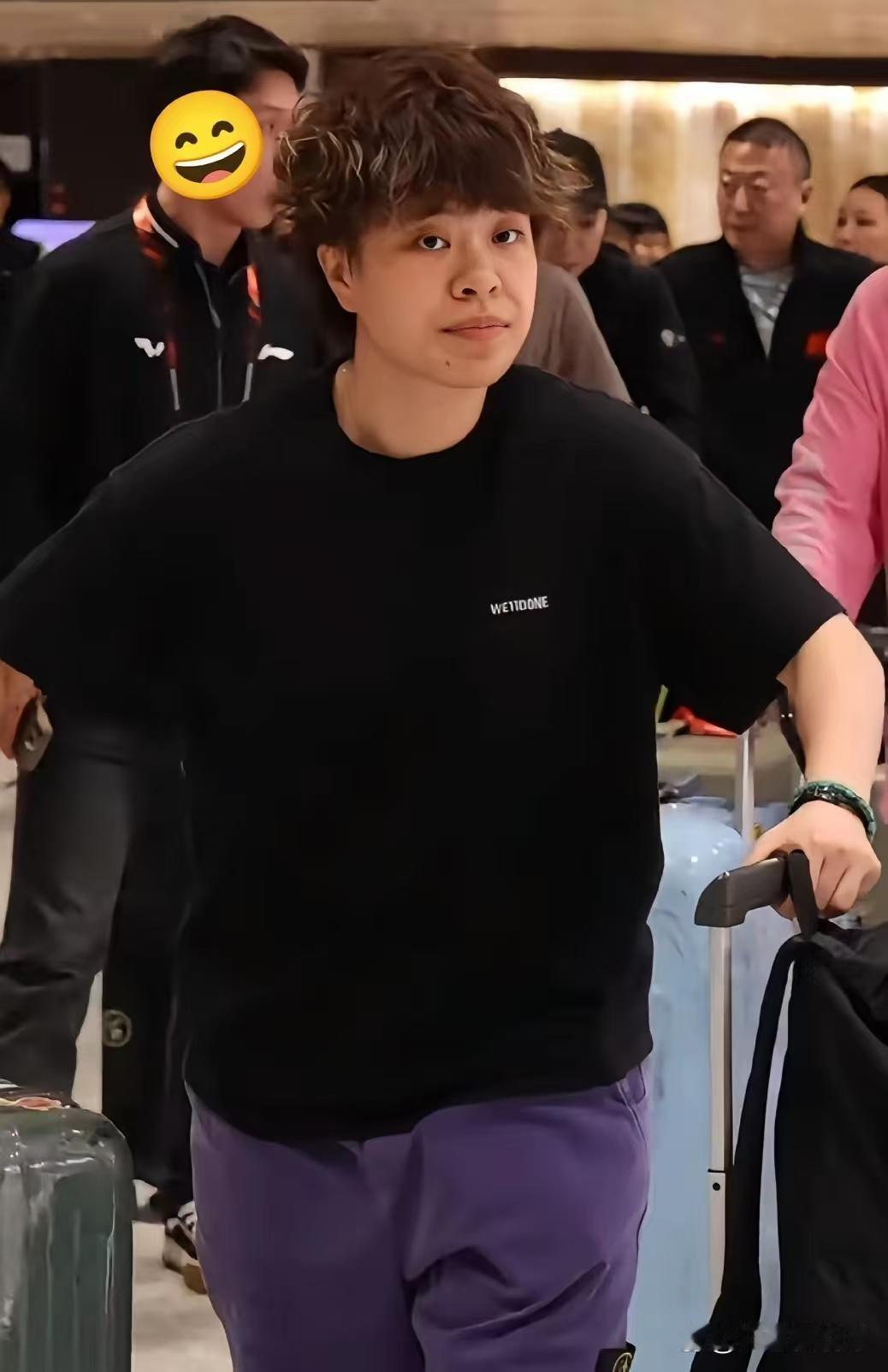 王艺迪在社交媒体上发了一张新照片。
头发烫了，染了颜色，和以前比赛时扎着马尾的样