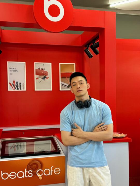 不小心在市集听了会歌，然后不想走了