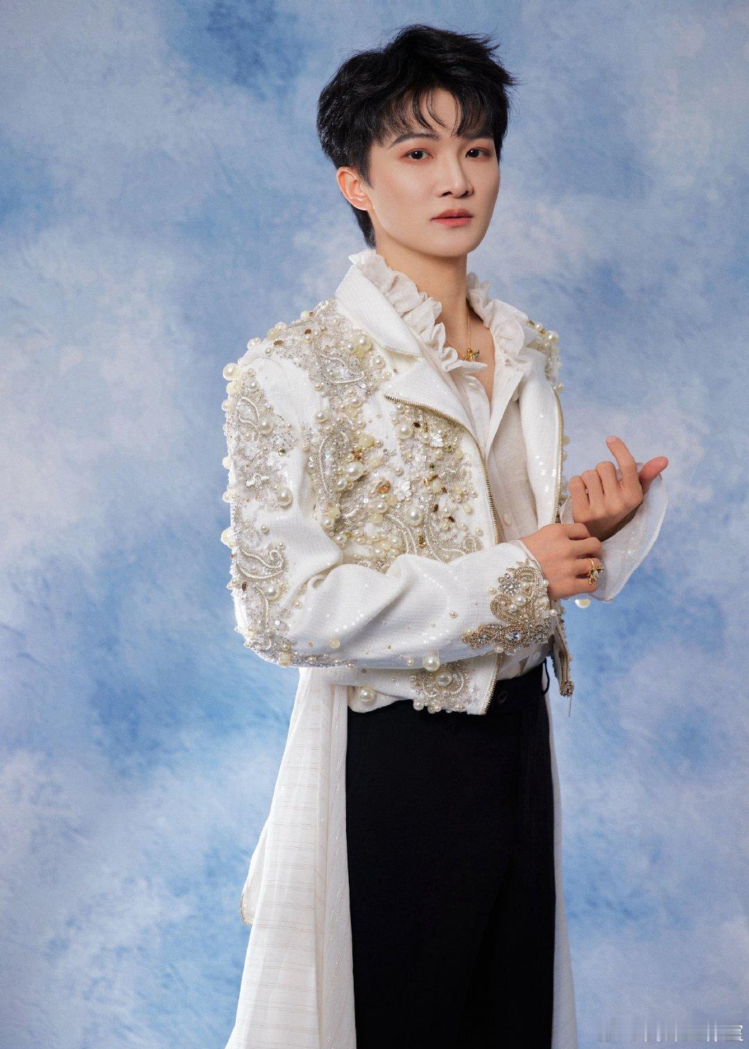 周深带着元旦的祝福走来了周深跨年音频谁被周深的跨年祝福戳中了？他发博配音频送上元