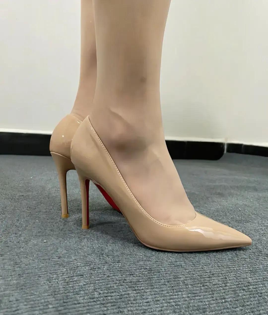 杨幂穿裸色高跟被骂土？
 
她把丝袜换成0.01mm液态袜，腿直接拉长10厘米。