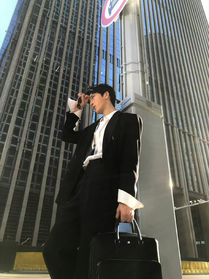 井柏然Luke国贸下班大片最有腔调的男人出现了 ​​​