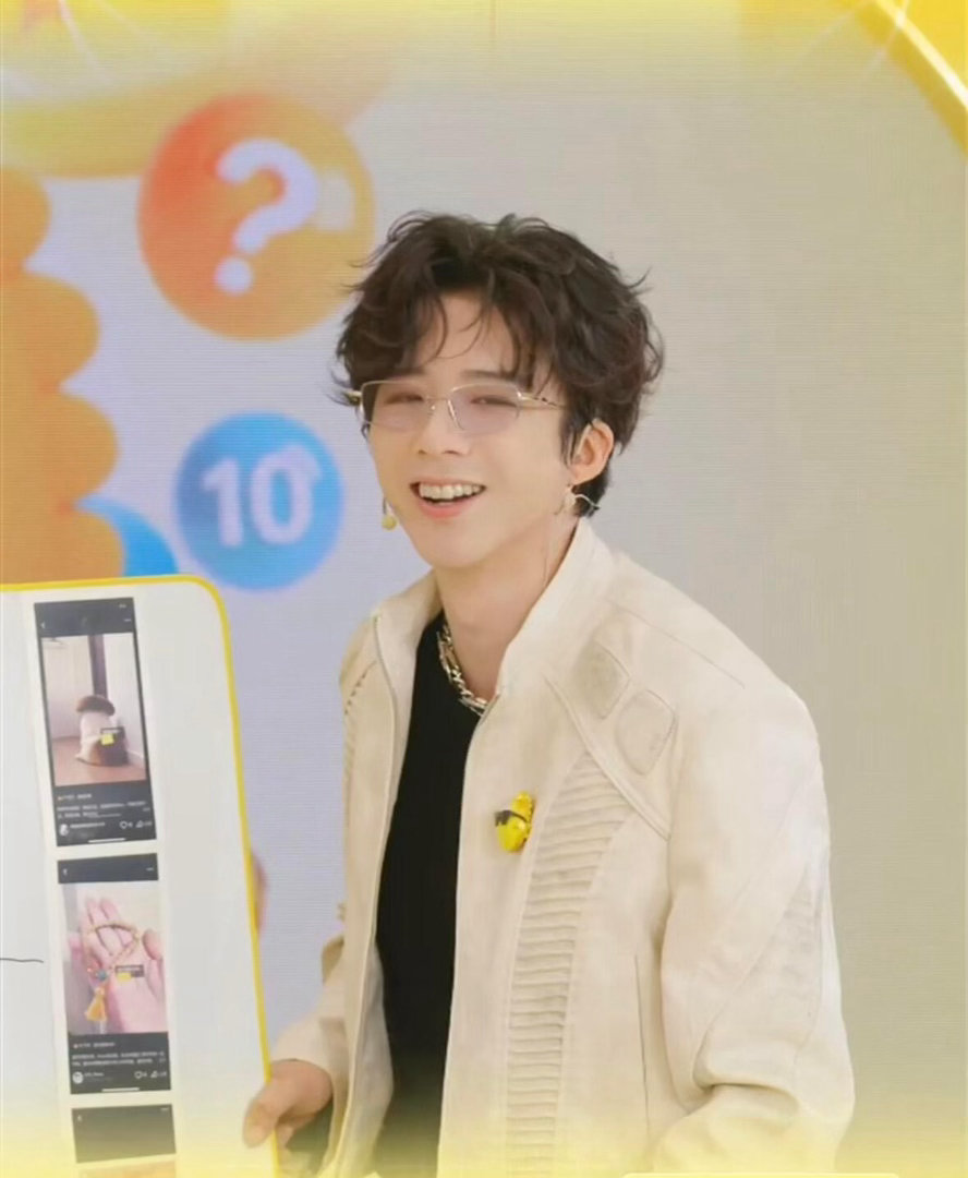 刘宇宁直播黑白撞色赛博感卷毛刘宇宁 刘宇宁直播间直接变T台！黑白撞色穿出赛博感，