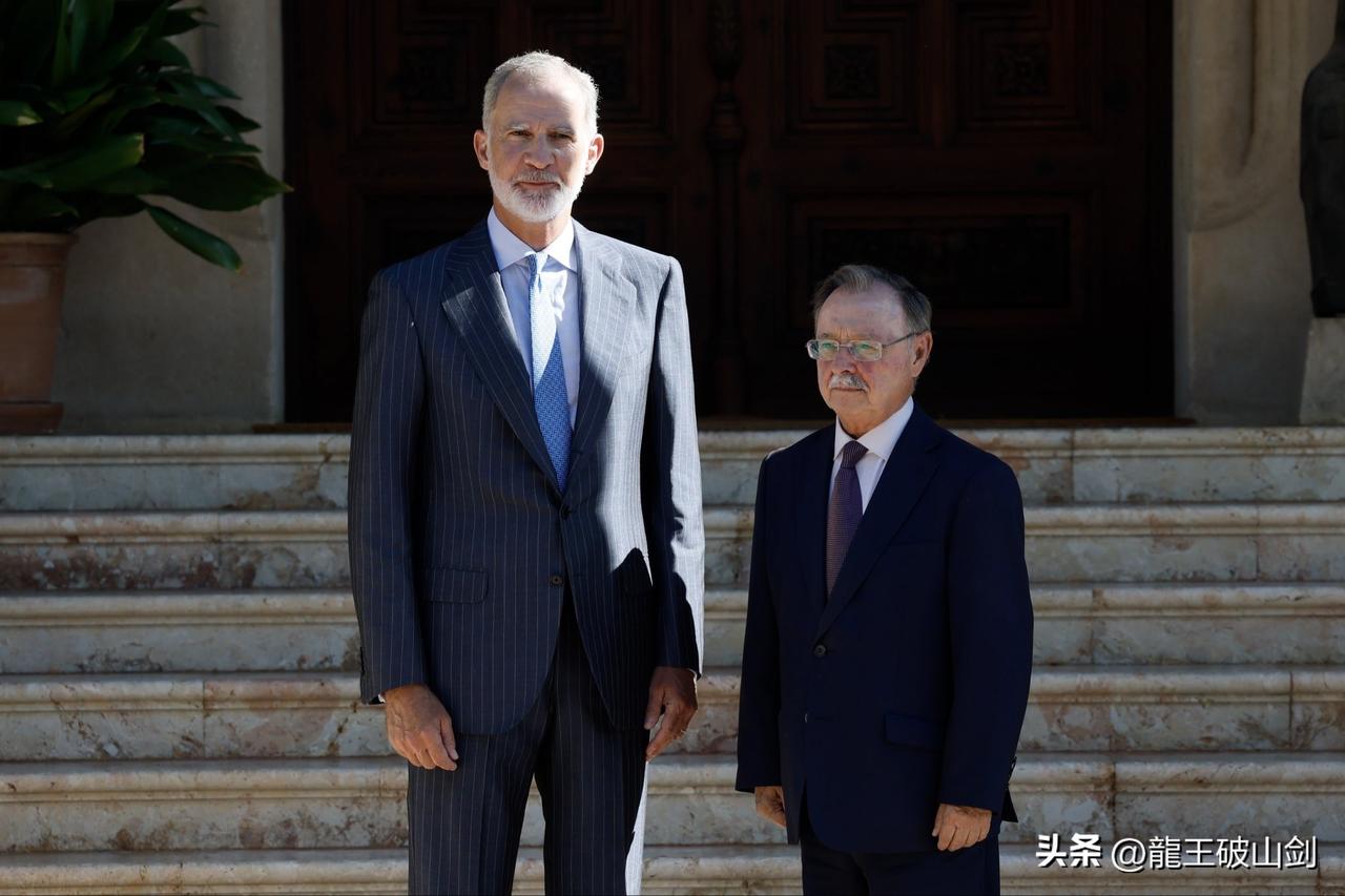 国王与市长。最近西班牙在北非的飞地休达非常热闹，一度涌入了数万名非洲人，差点被挤