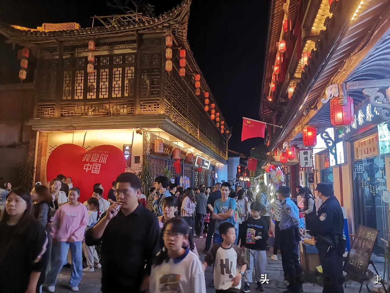 你发现没，这几天皖垣安庆的游客着实不少，有些人说这好像感觉回到了九十年代时安庆拥