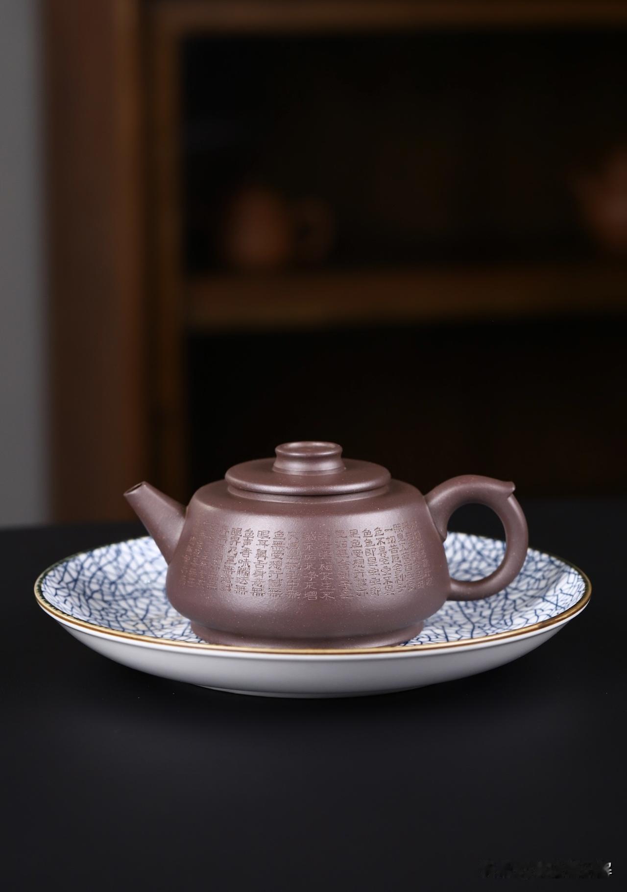 井栏｜手工微刻心经
原矿老紫泥|容量320cc
独运匠心造型，出水如泉，手工精刻