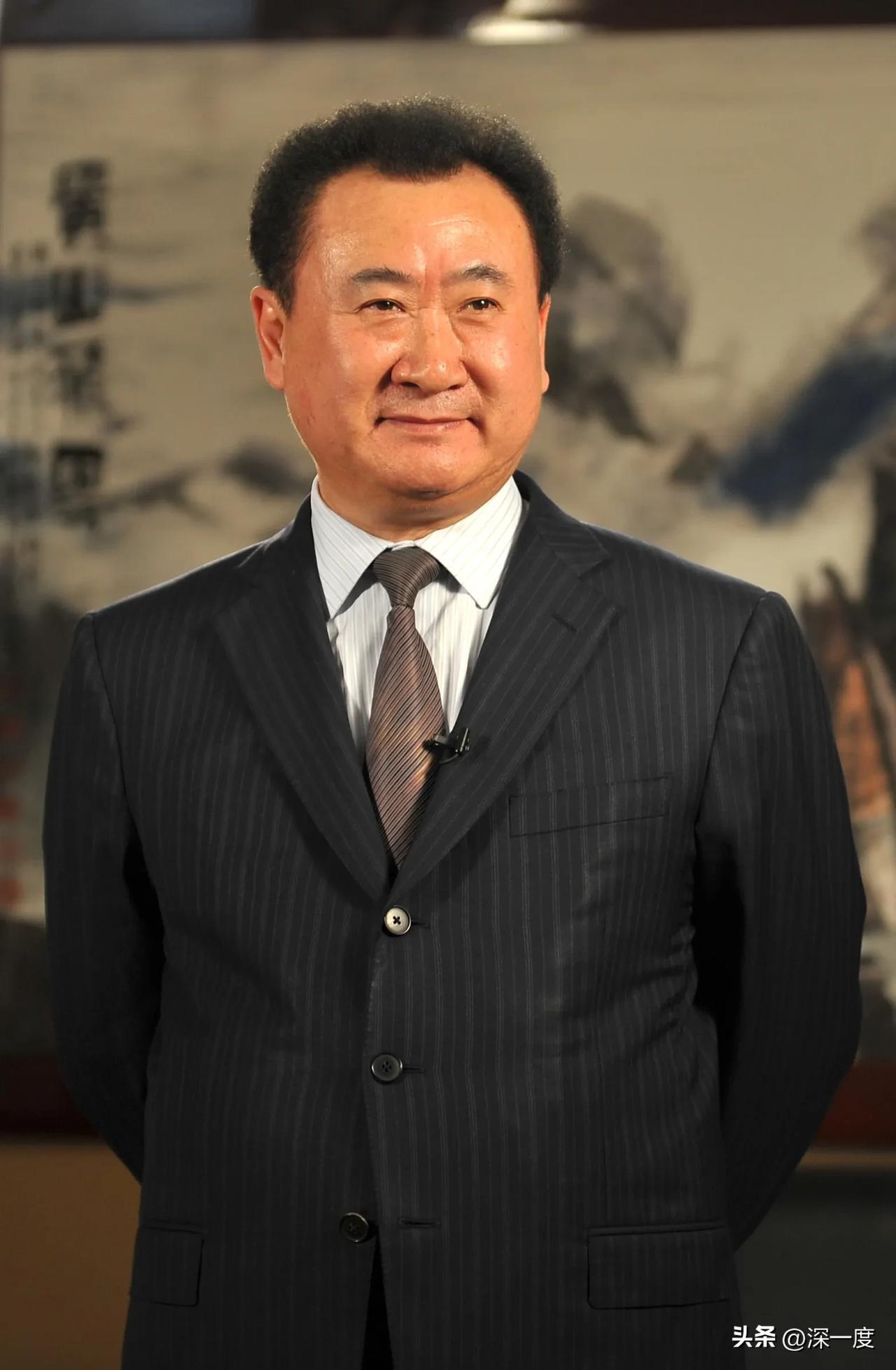 王健林自己没有移民跑路，儿子也没有改国籍，卖万达还债，什么都卖了就是没卖国。现在