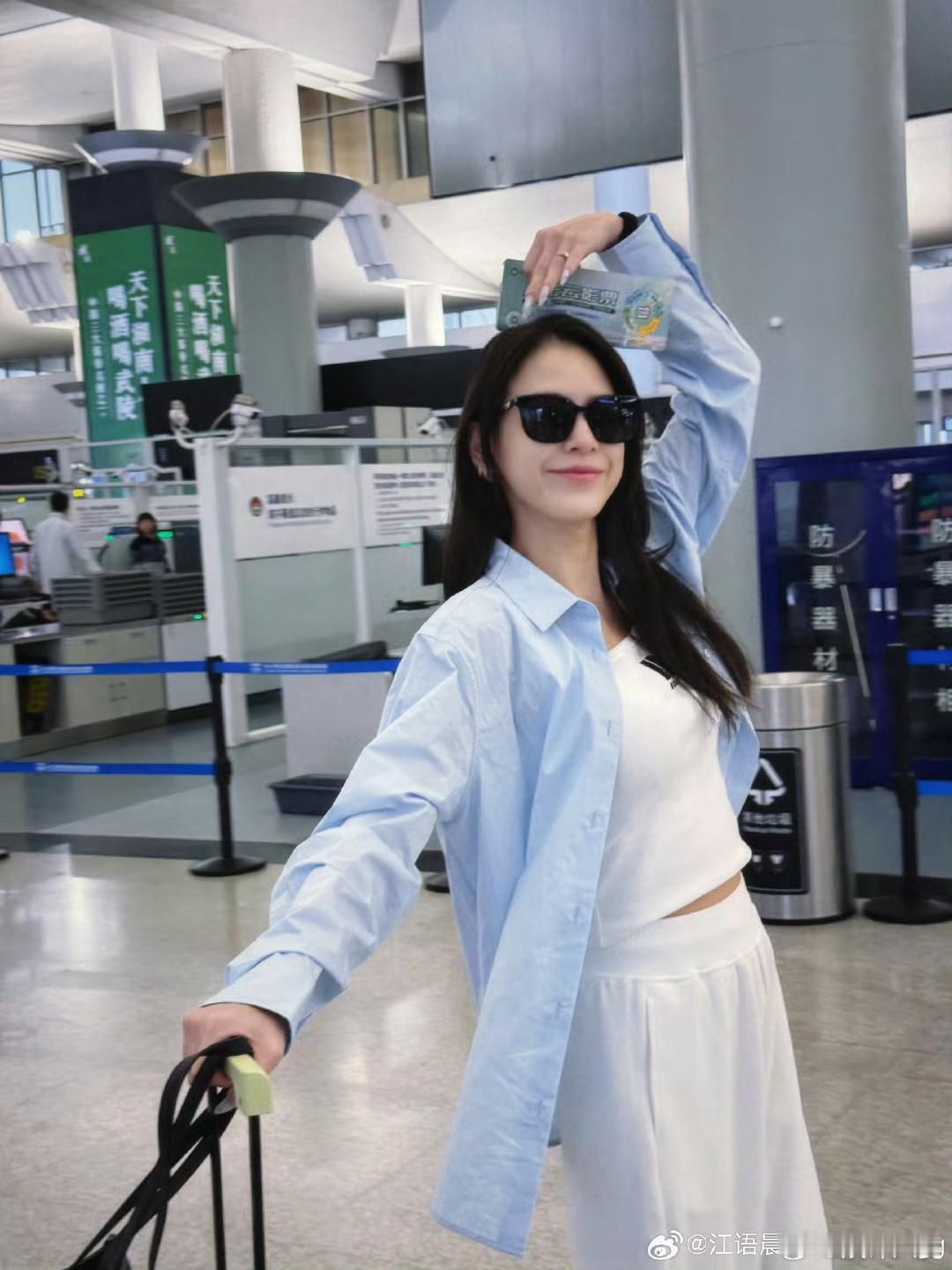 江语晨唱最长的电影原来江语晨才是《最长的电影》原版MV女主!🎬 之前浪姐选歌就