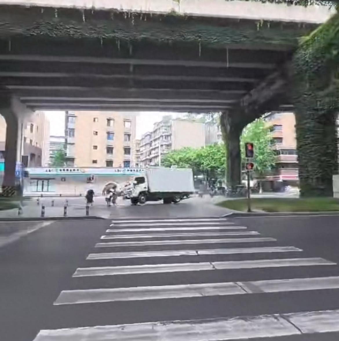 成都一小型货车撞飞两名等红绿灯的路人，交警正在处置，附近商家：两名女子被撞。这起