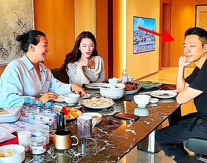 隔着屏幕都能感觉到那股子尴尬劲儿。

冬至这天，张兰大包小裹提着醉蟹饺子冲到儿子