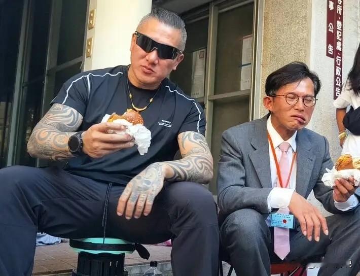 可能民进党真拿馆长陈之汉没办法！有网友评论道，赖清德在认真追杀，馆长在认真搞笑！