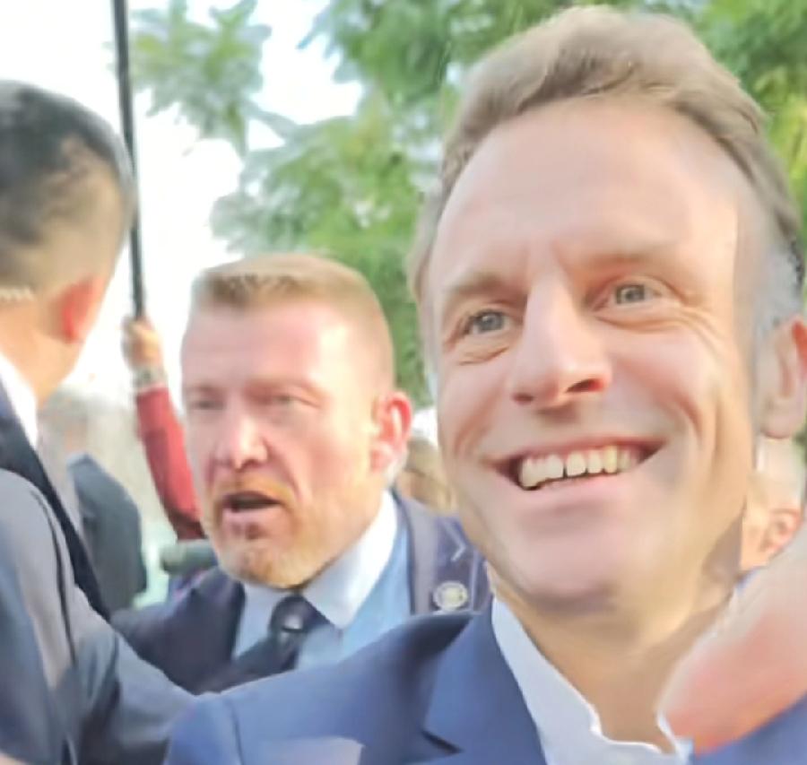 马克龙受到川大学子疯狂追捧，笑得两颗大门牙都露出来了，太开心了，走遍那么多国家，