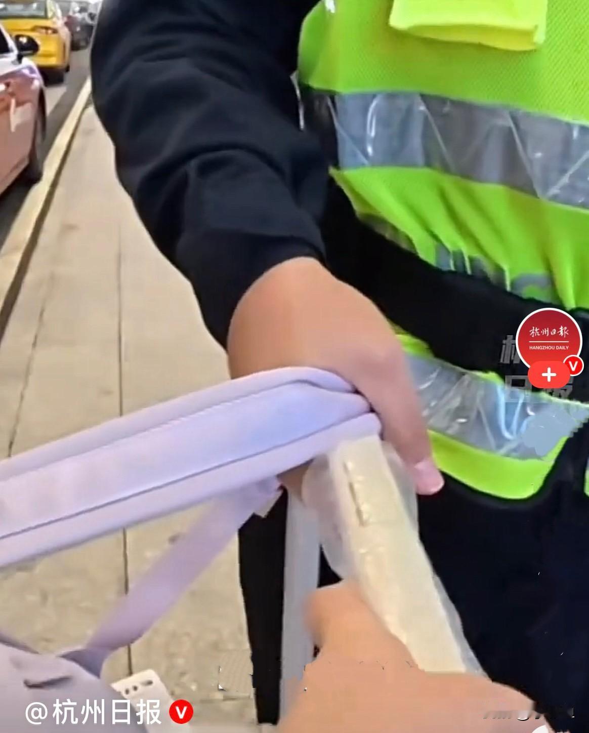 李怡瑾是一位视障女大学生，近日，她独自一人从广州白云站坐高铁到武汉回家过年，一路