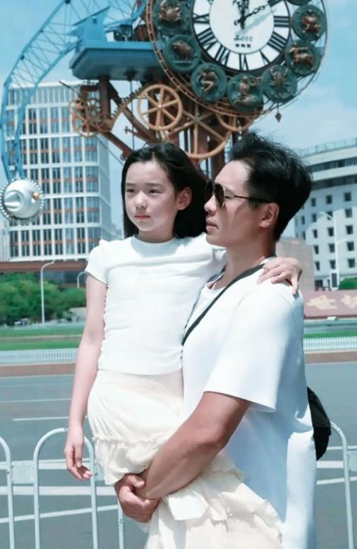 果然，亲爸就是不一样。

8月5号，10岁的小酒窝在社交平台晒了和爸爸高云翔的合