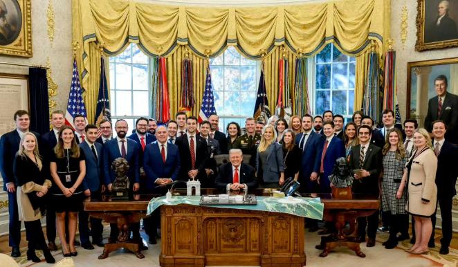 刷到特朗普执政时的白宫合影，不少人第一反应这也太“白”了吧，22个内阁席位里19