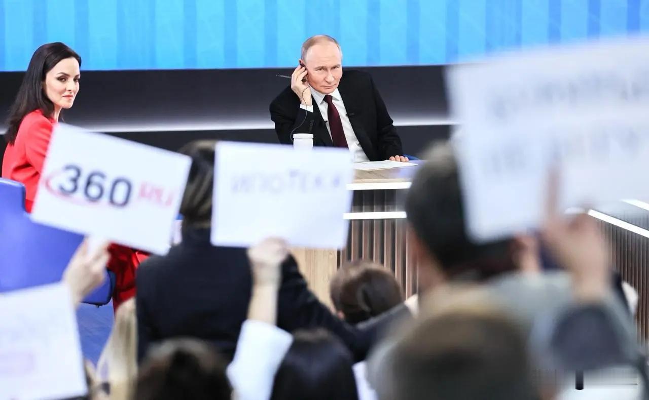 普京很亲民，亲自接老百姓电话。还有几百万封信等着拆开看。得看到什么时间。
普京可